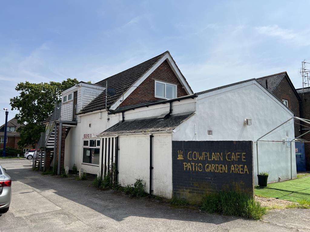 Lot: 3 - FREEHOLD COMMERCIAL INVESTMENT WITH RESIDENTIAL CONVERSION POTENTIAL - Rear of building showing path to public car park